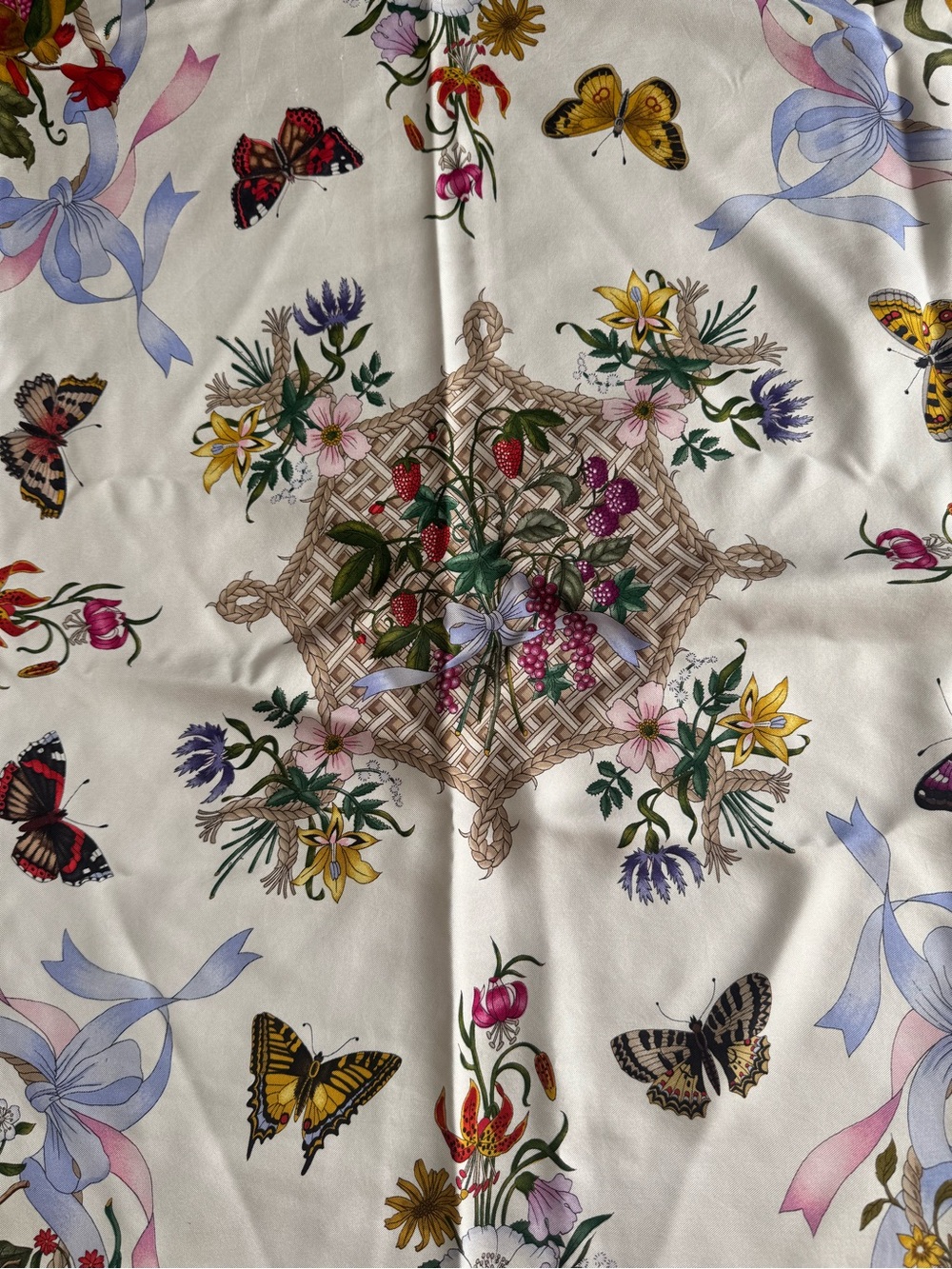 Gorgeous Gucci Vintage Silk  Designer Scarf by V.ACCORNERO - Picture 5 of 6